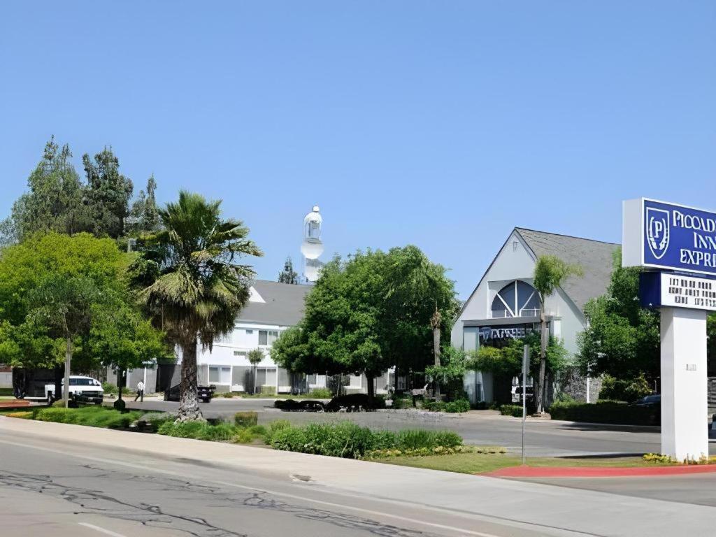 Quality Yosemite Airport Locanda